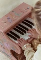 Little Dutch Drewniane pianino różowe Safari Friends 3+5.jpg