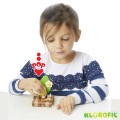 700404F--Klorofil--dziewczynka-bawi-sie-tratwa.jpg